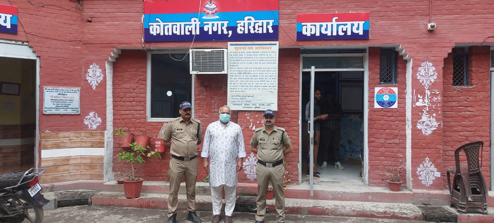 एक साल से धोखाधडी कर फरार आरोपित को हरिद्वार पुलिस ने किया गिरफ्तार।  हरिद्वार ने बरसाना जिला मथुरा उ0प्र0 से किया गिरफ्तार।