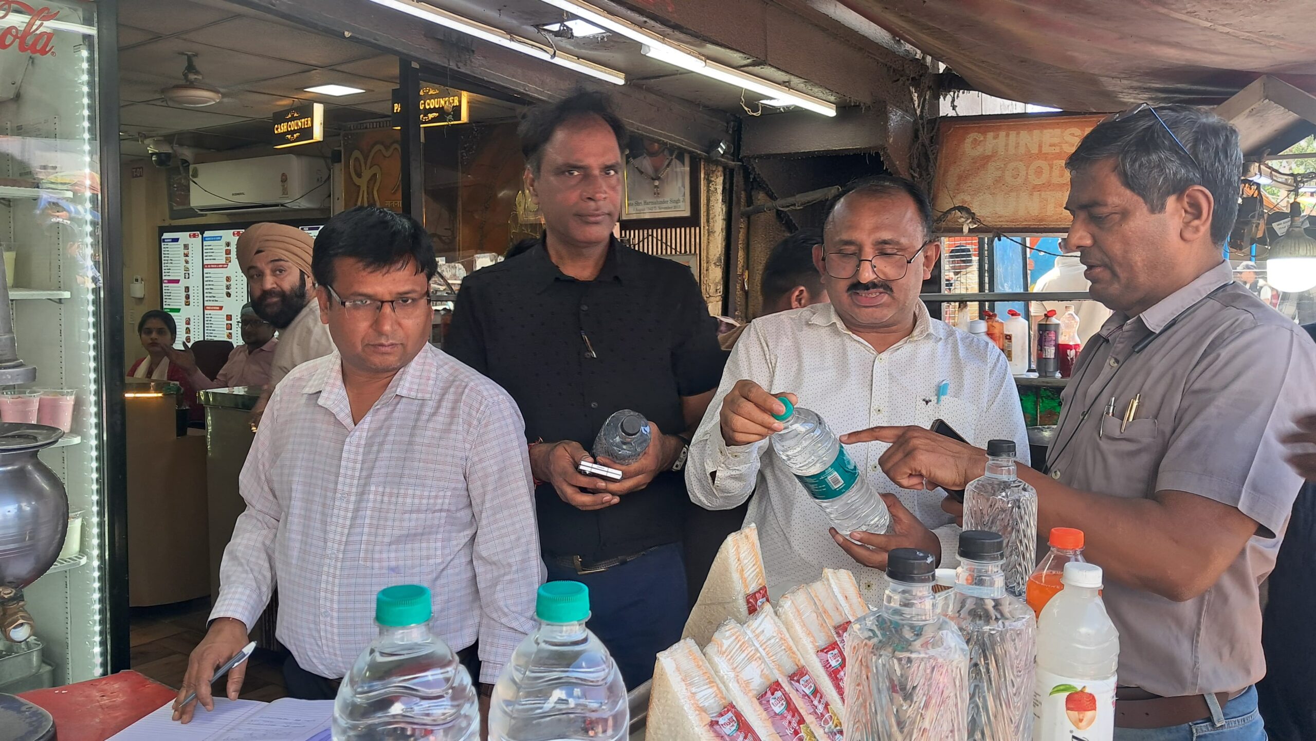 चार धाम यात्रा पर आने वाले तीर्थ यात्रियों को गुणवत्ता युक्त भोजन उपलब्ध कराने के लिए खाद्य पदार्थों में किसी भी प्रकार से कोई मिलावट न हो, खाद्य सुरक्षा विभाग विभाग द्वारा की जा रहे है छापेमारी की कार्यवाही।