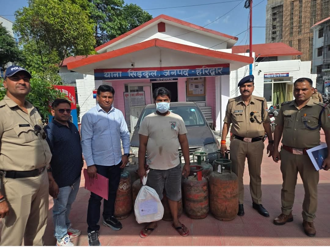 हरिद्वार। में गैस रिफिलिंग पर जिला पूर्ति विभाग की बड़ी कार्रवाई, 10 घरेलू सिलेंडर जब्त, एक गिरफ्तार।