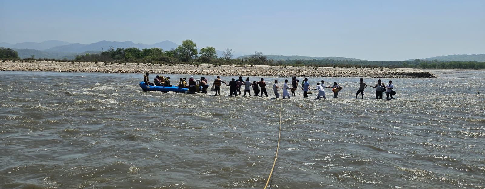 हरिद्वार गंगा नदी का अचानक जलस्तर बढ़ने से 21 लोग टापु पर फँसे लोगो की हरिद्वार पुलिस ने बड़ा रेस्क्यू कर बचाई जान।