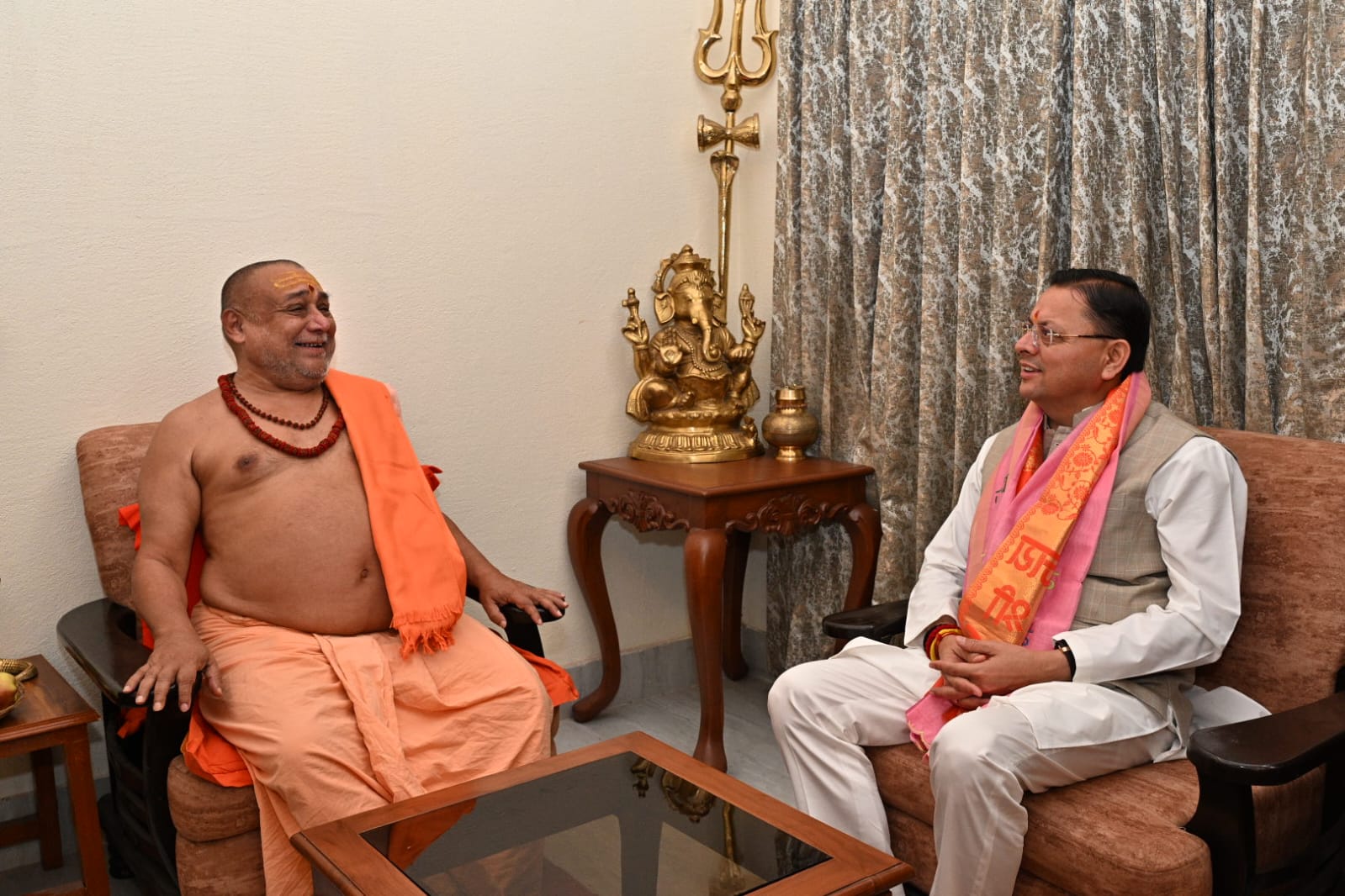  सदभावना सम्मेलन के दौरान मुख्यमंत्री पुष्कर सिंह धामी ने हरिद्वार के कनखल  स्थित जगतगुरु आश्रम पहुंचकर जगद्गुरु शंकराचार्य  स्वामी राजराजेश्वराश्रम महाराज से भेंट कर उनका आशीर्वाद प्राप्त किया तथा प्रदेश की सुख-समृद्धि एवं जनकल्याण के लिए कामना की।