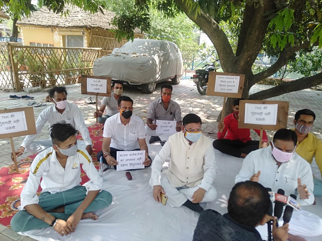 बंगाल में भाजपा कार्यकर्ताओं पर हो रहे अत्याचार को लेकर ज्वालापु विधान सभा विधायक सुरेश राठौर ने अपने केम्प कार्यालय पर धरना देकर बंगाल सरकार का किया विरोध