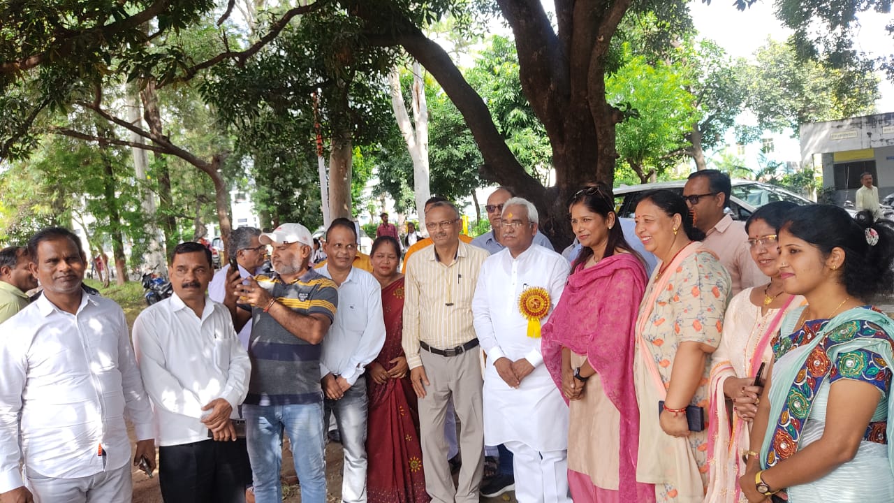 मदन कौशिक विधायक हरिद्वार ने मंगलवार को ज्वालापुर इण्टर कॉलेज, बहादराबाद में 11 से 13 अक्टूबर तक आयोजित होने वाले त्रि-दिवसीय जनपदीय प्रारम्भिक शिक्षा एथलेटिक्स एवं सांस्कृतिक क्रीड़ा प्रतियोगिताओं का दीप प्रज्ज्वलित कर शुभारम्भ किया।