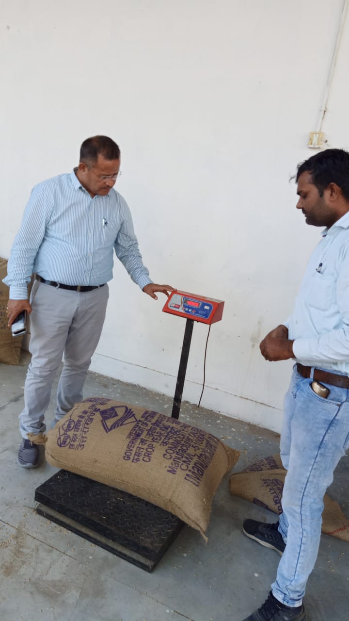 अपर जिलाधिकारी(वित्त एवं राजस्व) बीर सिंह बुदियाल ने शुकवार को ज्वालापुर स्थित खाद्य विभाग के धान क्रय क्रेन्द्र का औचक निरीक्षण किया।