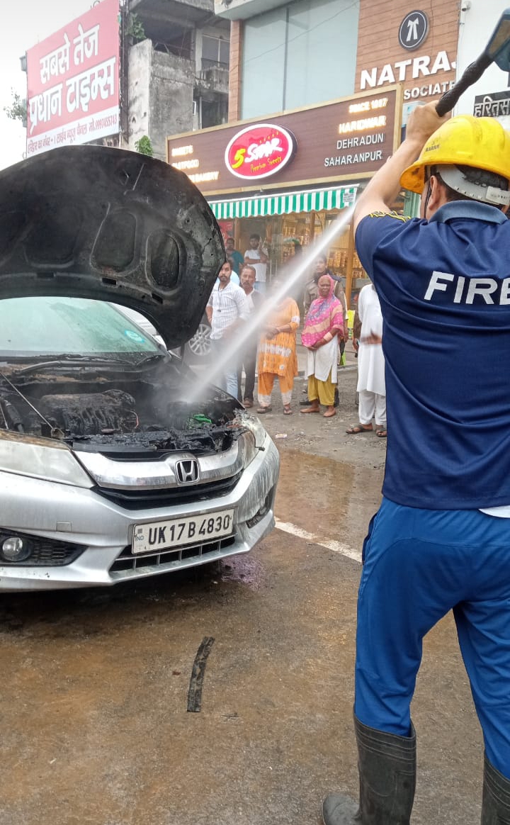 कार में आग लगने की सूचना पर फायर स्टेशन मायापुर से दो फायर यूनिट तुरंत घटनास्थल पहुंची,