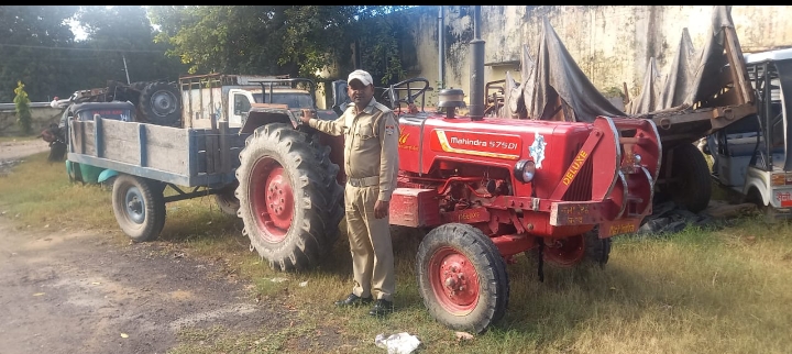 खनन से भरे तीन ट्रैक्टर ट्रॉली सीज