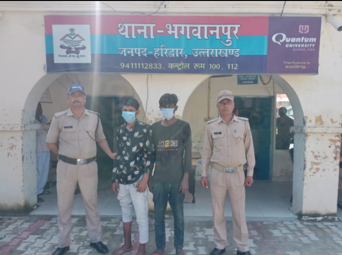 प्राचीन शिव मन्दिर का दानपात्र तोड़कर पैसे चोरी करने वाले दो शातिर चोरो को भगवानपुर पुलिस ने किया गिरफ्तार।