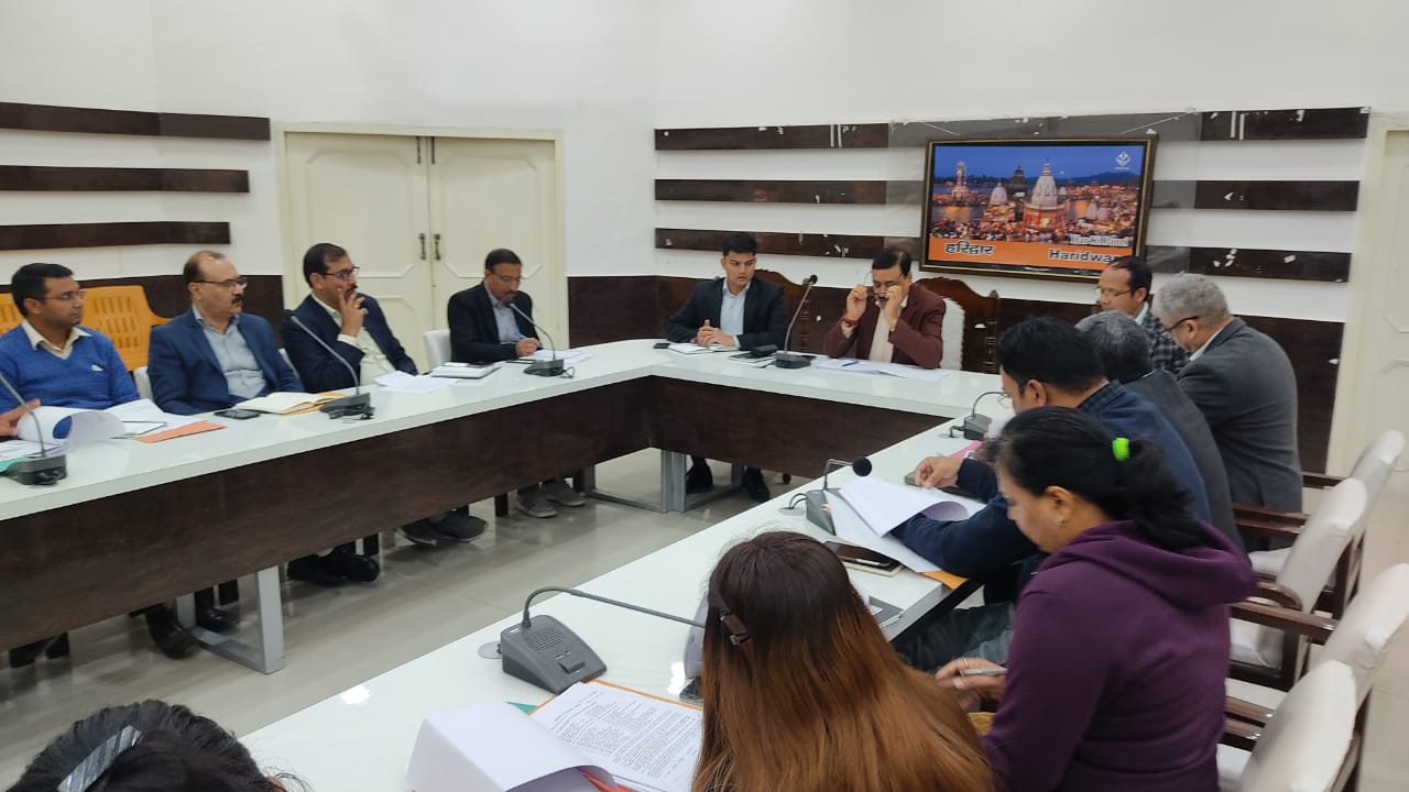 जिला अधिकारी विनय शंकर पाण्डेय ने अधिकारियों से मुख्यमंत्री द्वारा की गयी घोषणाओं के बारे में एक-एक करके विभागवार जानकारी ली।