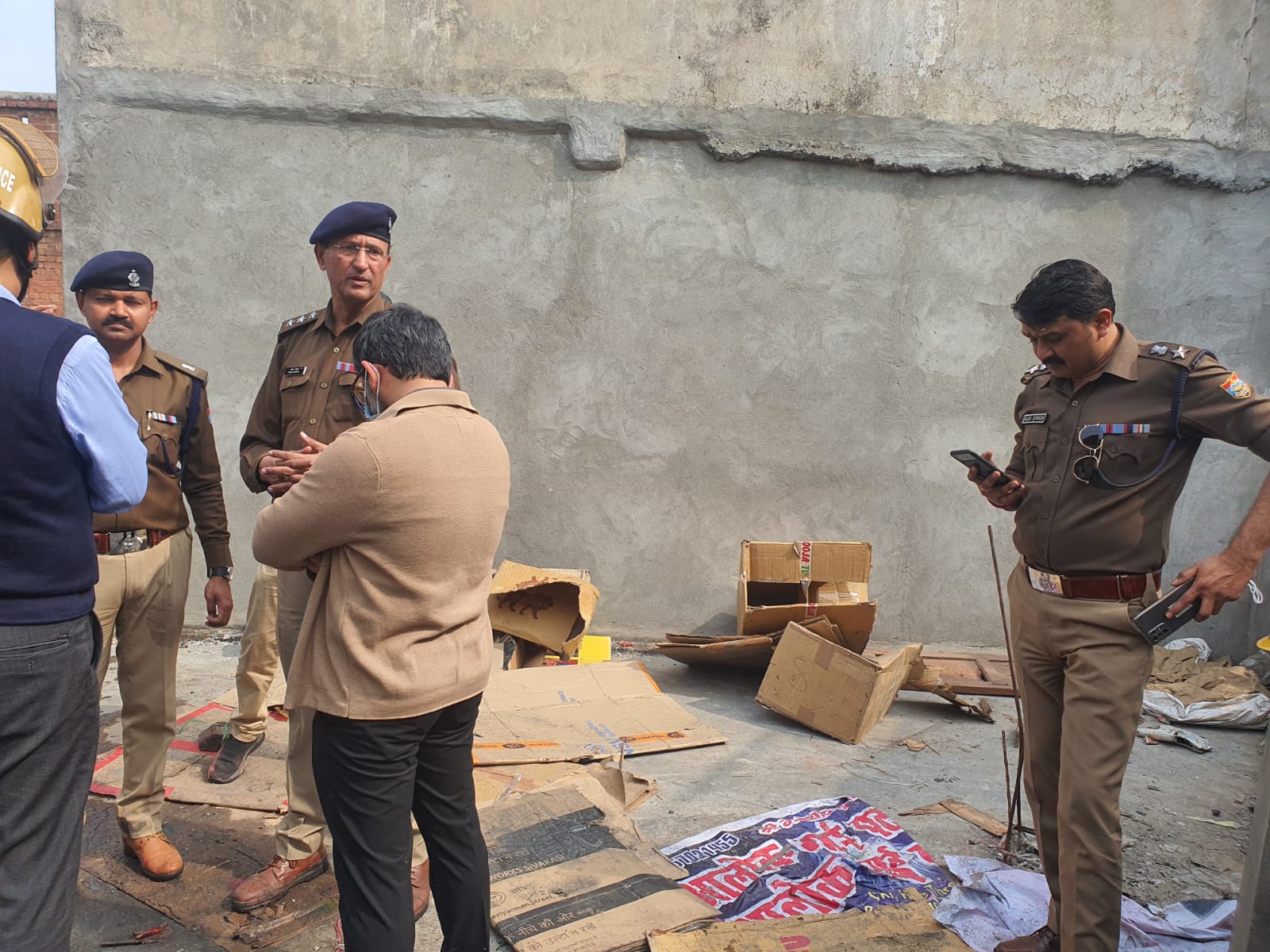 पटाखों की दुकान में अचानक आग लगने से हुए विस्फोट के कारण 3 व्यक्तियों की मृत्यु व 3 व्यक्ति हुए घायल दो हाई सेंटर रेफर