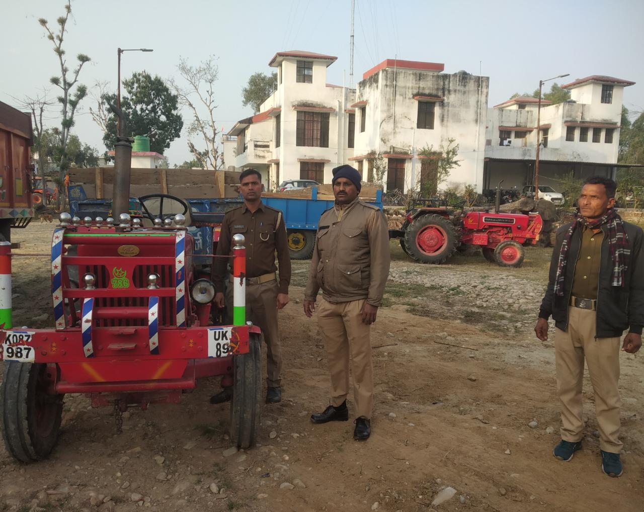 राजस्व प्रशासन / पुलिस की संयुक्त कार्यवाही में 2 ट्रैक्टर ट्राली को अवैध खनन में किया सीज