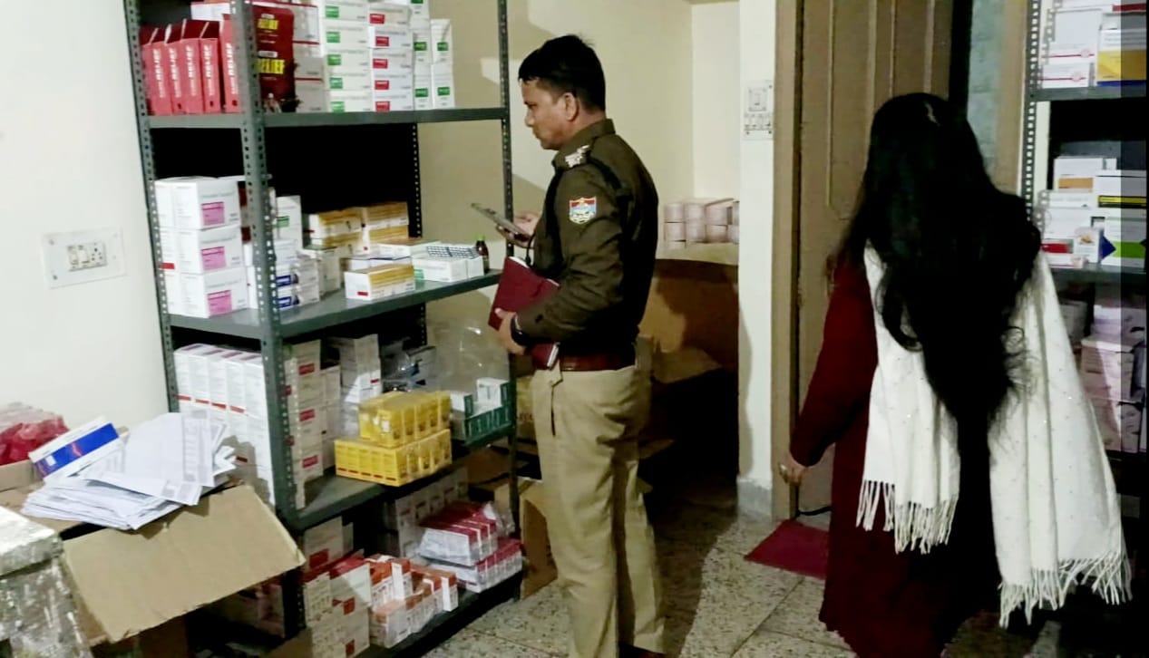 पुलिस व ड्रग इंस्पेक्टर अनीता भारती ने एनडीपीएस मामले में वांछित अभियुक्त के फर्म में की छापेमारी