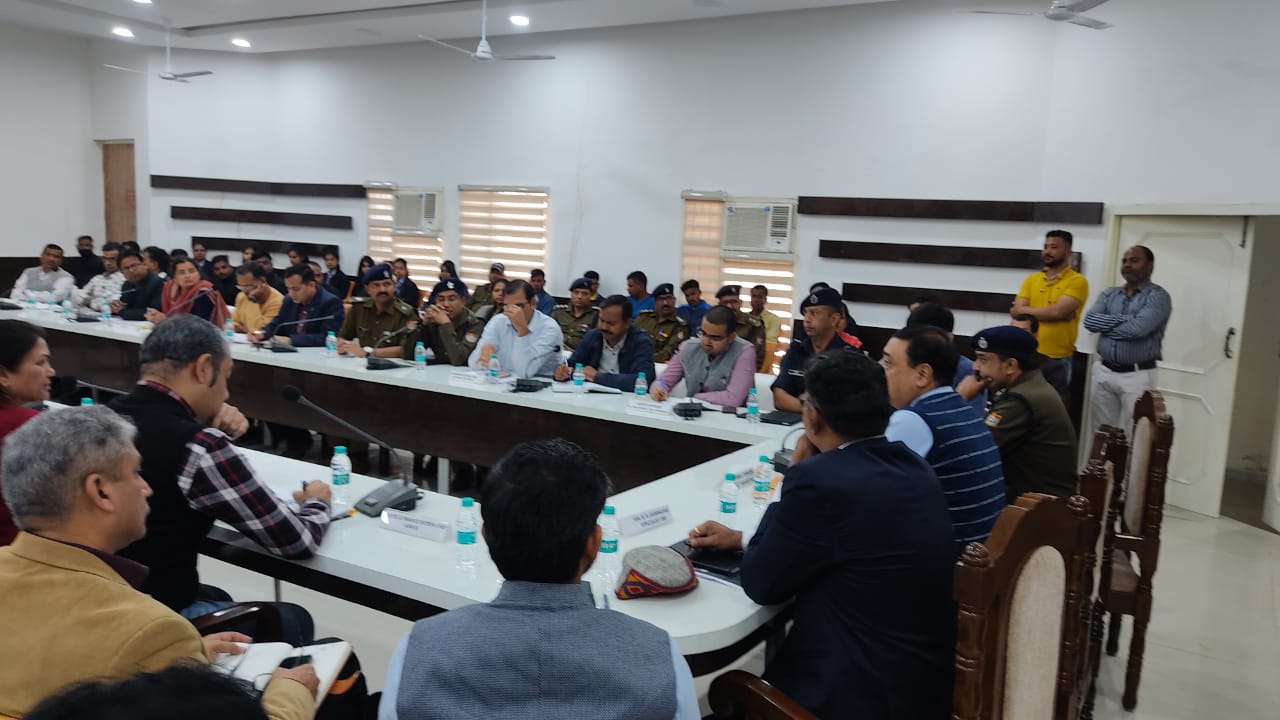 हरिद्वार: जिलाधिकारी विनय शंकर पाण्डेय एवं वरिष्ठ पुलिस अधीक्षक अजय सिंह ने शुक्रवार को कलक्ट्रेट सभागार में आपदा प्रबन्धन के तहत आयोजित, बाढ़ रेस्क्यू विषय पर, जिला स्तरीय माॅक अभ्यास हेतु कोआर्डिनेशन मीटिंग एवं टेबुल टाॅप कार्यक्रम में प्रतिभाग किया।