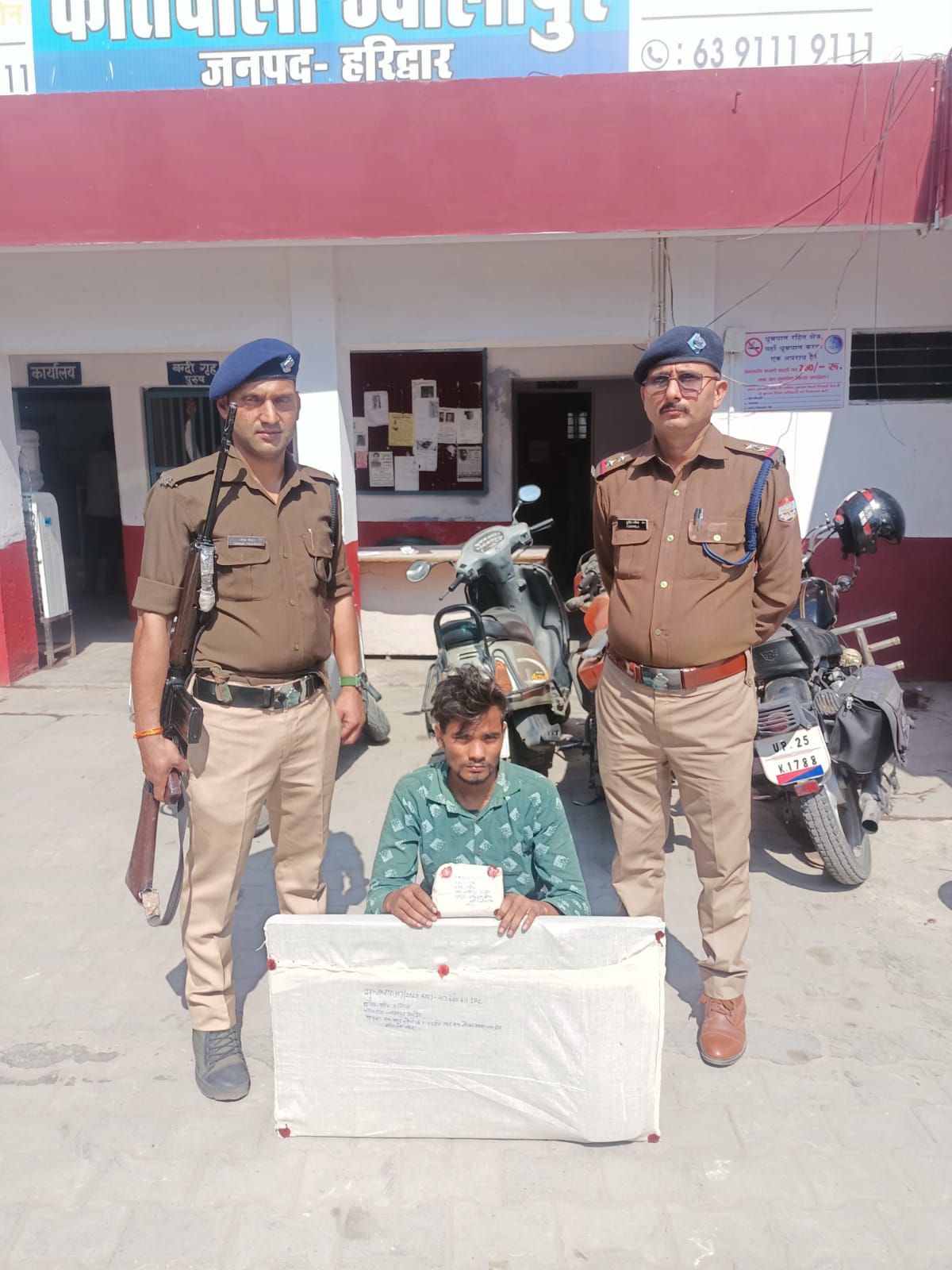 घर में हुई चोरी के सामान के साथ एक अभियुक्त को पुलिस ने किया गिरफ्तार,