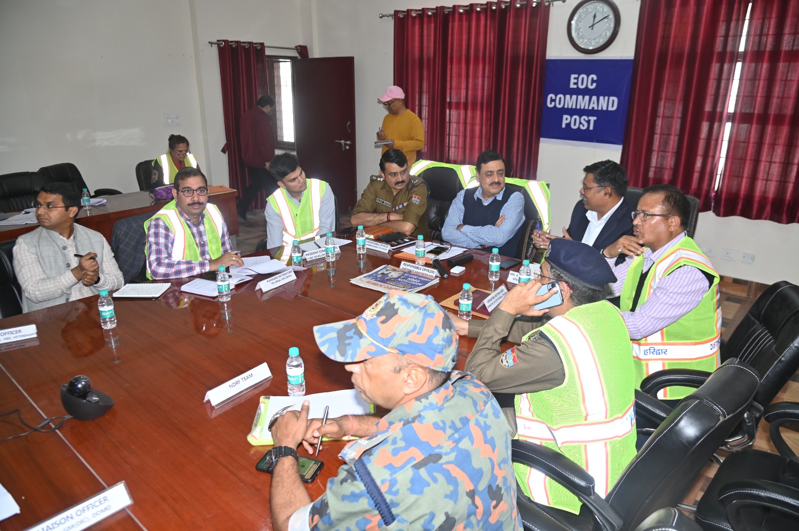 जिलाधिकारी विनय शंकर पाण्डेय, वरिष्ठ पुलिस अधीक्षक अजय सिंह, मुख्य विकास अधिकारी प्रतीक जैन, इंसीडेंट रिस्पांश सिस्टम विशेषज्ञ बी0बी0 गणनायक, एन0डी0आर0एफ0, गदरपुर 15वीं वाहिनी के कमाण्डेंट सुदेश कुमार के नेतृत्व में शनिवार को पहली बार आन लाइन के माध्यम से हरिद्वार तहसील के अन्तर्गत श्यामपुर कांगड़ी क्षेत्र के कई गांवों में गंगा नदी का जल स्तर बढ़ने से बाढ़ आने की अचानक सूचना पर वृहद स्तर पर माॅक ड्रिल किया गया।