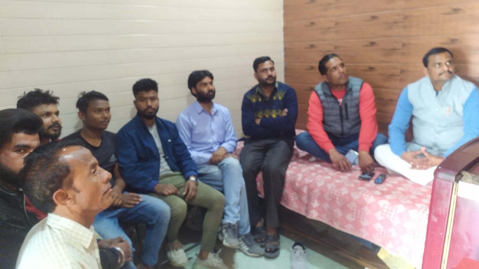 हरिद्वार ग्रामीण विधानसभा के बूथ नंबर 85 पर मन की बात कार्यक्रम किसान मोर्चा के जिला महामंत्री धर्मेंद्र सिंह चौहान के आवास पर सुना  !