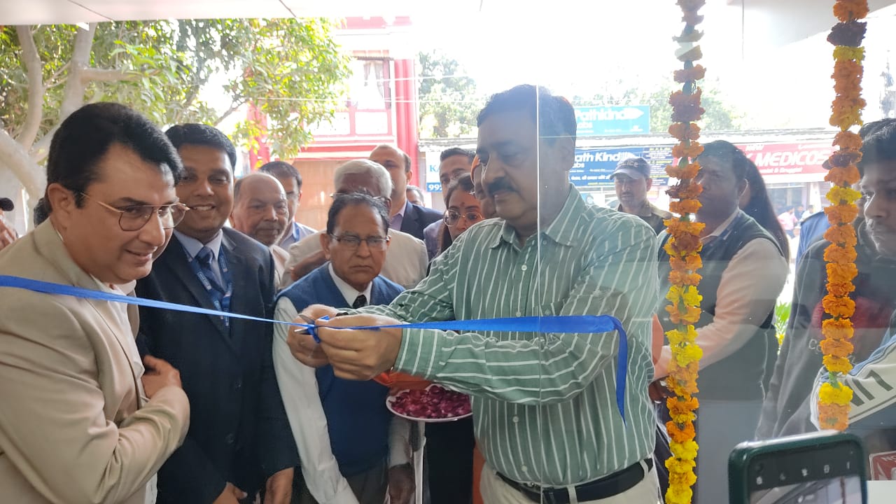 हरिद्वार। जिलाधिकारी विनय शंकर पाण्डेय ने बुधवार को अभिषेक नगर कनखल में एच0डी0एफ0सी0 बैंक की नई शाखा का दीप प्रज्ज्वलित तथा फीता काटकर उद्घाटन किया।