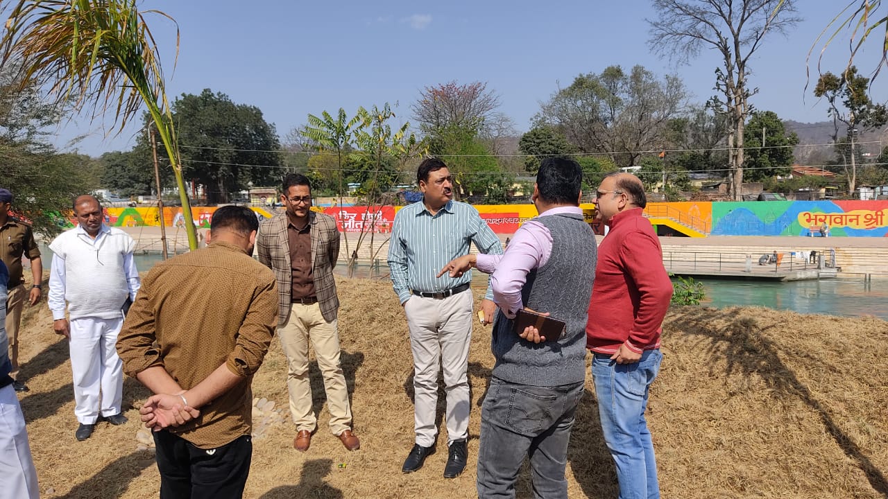 हरिद्वार। जिलाधिकारी/उपाध्यक्ष एचआरडीए विनय शंकर पाण्डेय ने बुधवार को हरिद्वार-रूड़की विकास प्राधिकरण द्वारा उनके निर्देश पर रिकार्ड समय में विकसित किये गये शंकराचार्य चौक स्थित पार्क का निरीक्षण किया।