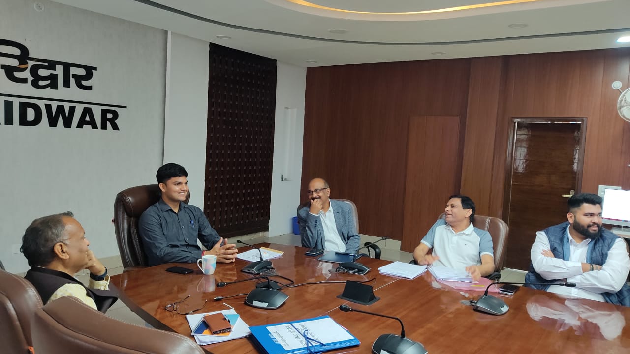 हरिद्वार। मुख्य विकास अधिकारी प्रतीक जैन को बृहस्पतिवार को विकास भवन के कांफेंसिग हॉल में स्मार्ट स्कूलों के सम्बन्ध में गांधी गु्रप ऑफ इण्डिस्ट्रीज द्वारा प्रस्तुतीकरण दिया गया।