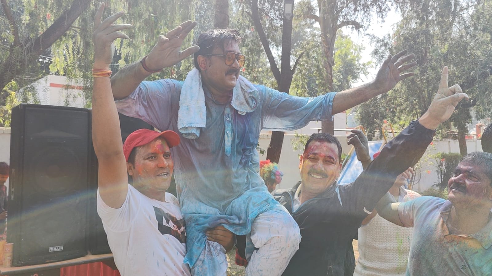 कैंप कार्यालय रोशनाबाद में रंगो के त्यौहार होली में एक दूसरे को गुलाल लगाकर एसएसपी हरिद्वार अजय सिंह व समस्त राजपत्रित अधिकारी एवं पुलिस अधिकारी/कर्मचारीगणों ने जमकर खेली होली और लगाया एक दूसरे को रंग गुलाल,