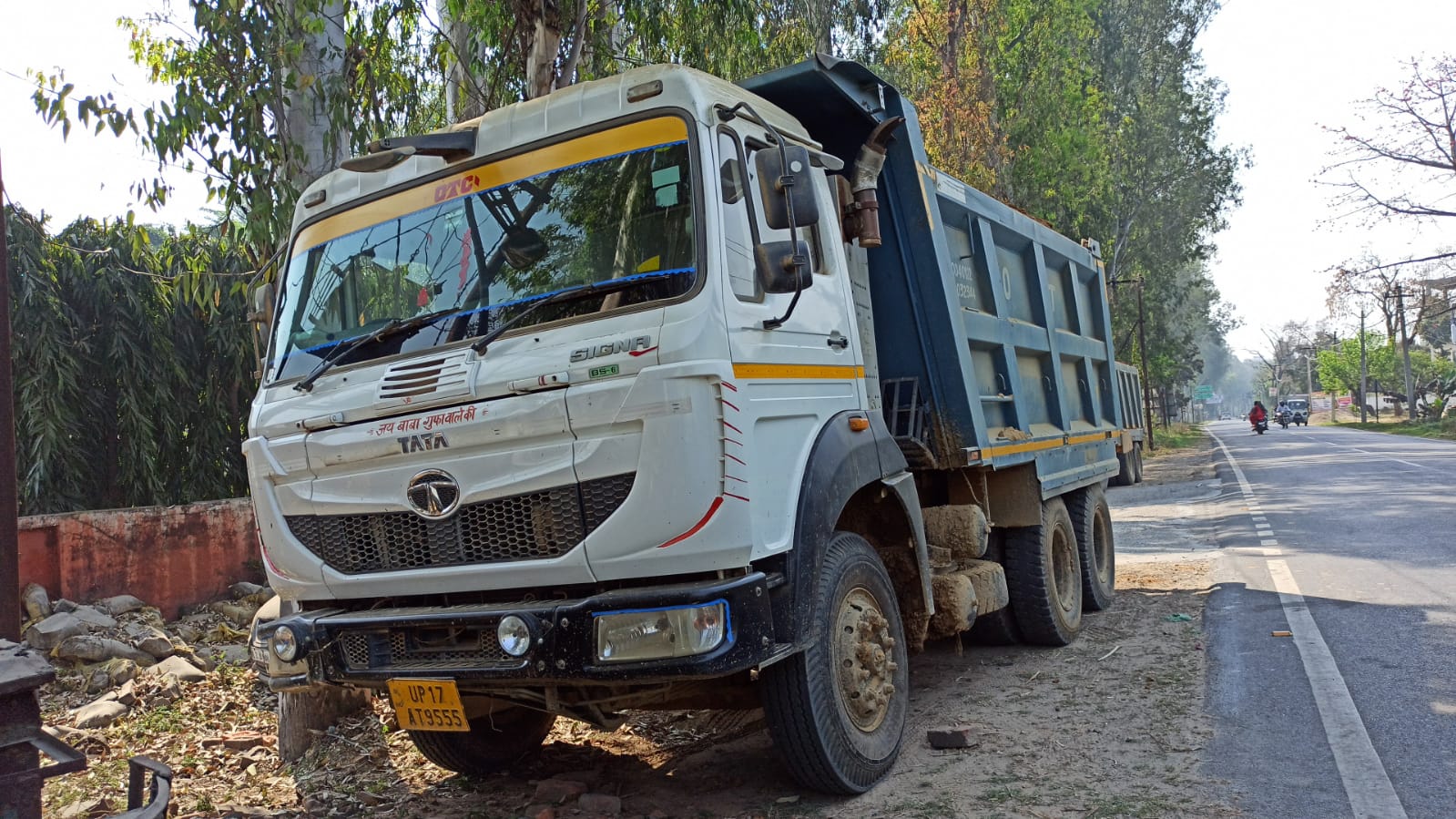 पुलिस ने अवैध खनन करते हुए सीज किए दो डम्फर