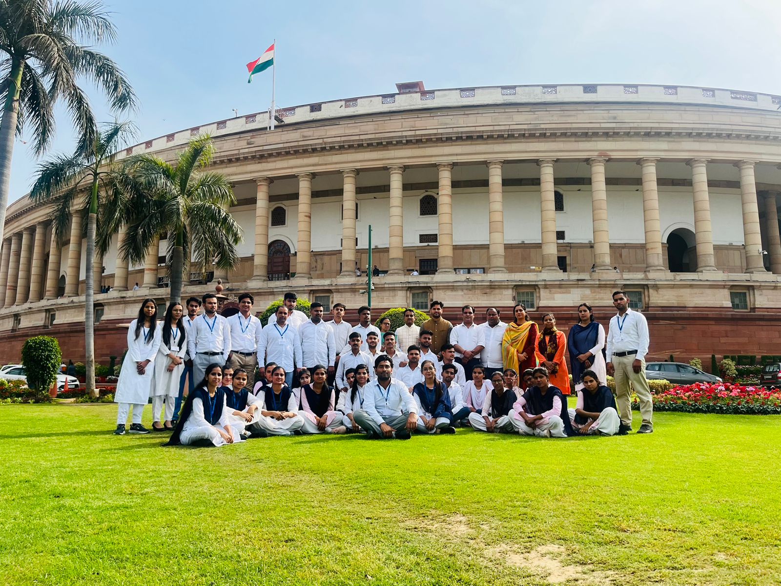 चमन लाल डिग्री कॉलेज के राजनीतिक विज्ञान विभाग एवं विधि विभाग के शिक्षकों और छात्र—छात्राओं का एक प्रतिनिधिमंडल ने संसद के भ्रमण के दौरान हरिद्वार लोकसभा सांसद और पूर्व केंद्रीय मंत्री रमेश पोखरियाल निशंक से की मुलाकात !