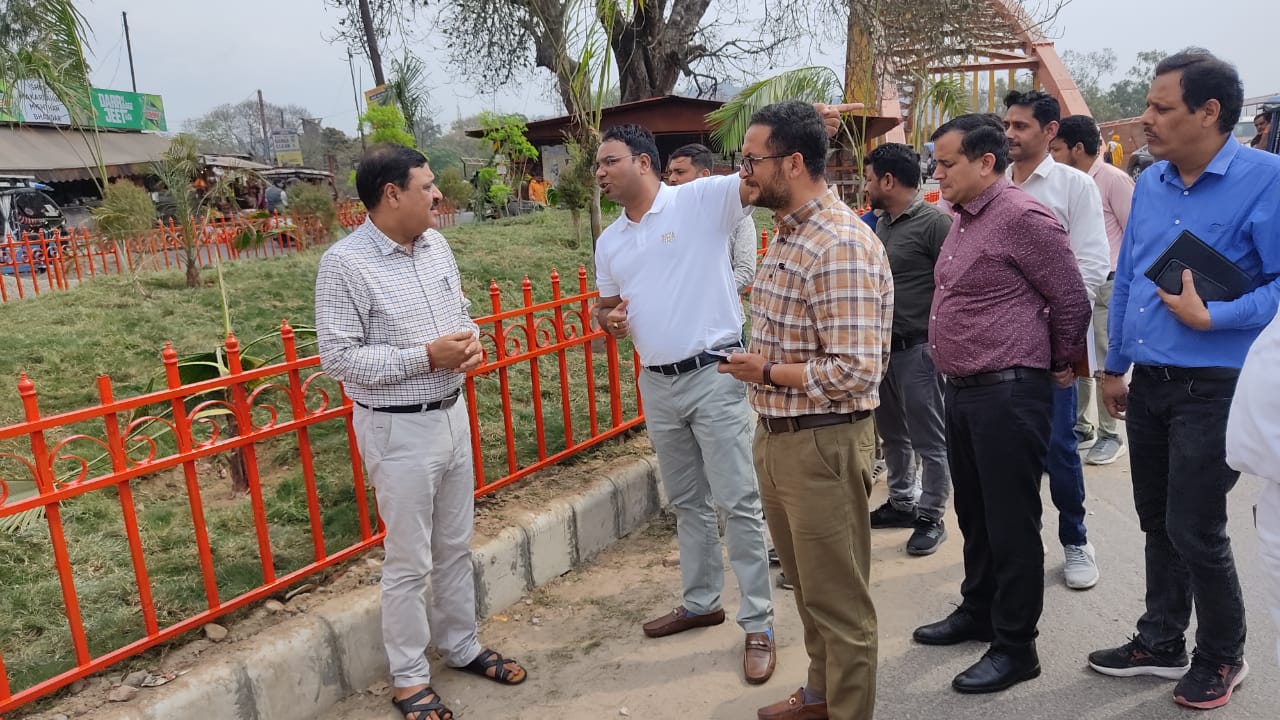 जिलाधिकारी ने भगत सिंह चौक से चन्द्राचार्य चौक की ओर जाने वाले सड़क क्षेत्र, बिड़ला पुल के दोनों ओर विकसित हुये पार्कों आदि का सौन्दर्यीकरण की दृष्टि से किया निरीक्षण