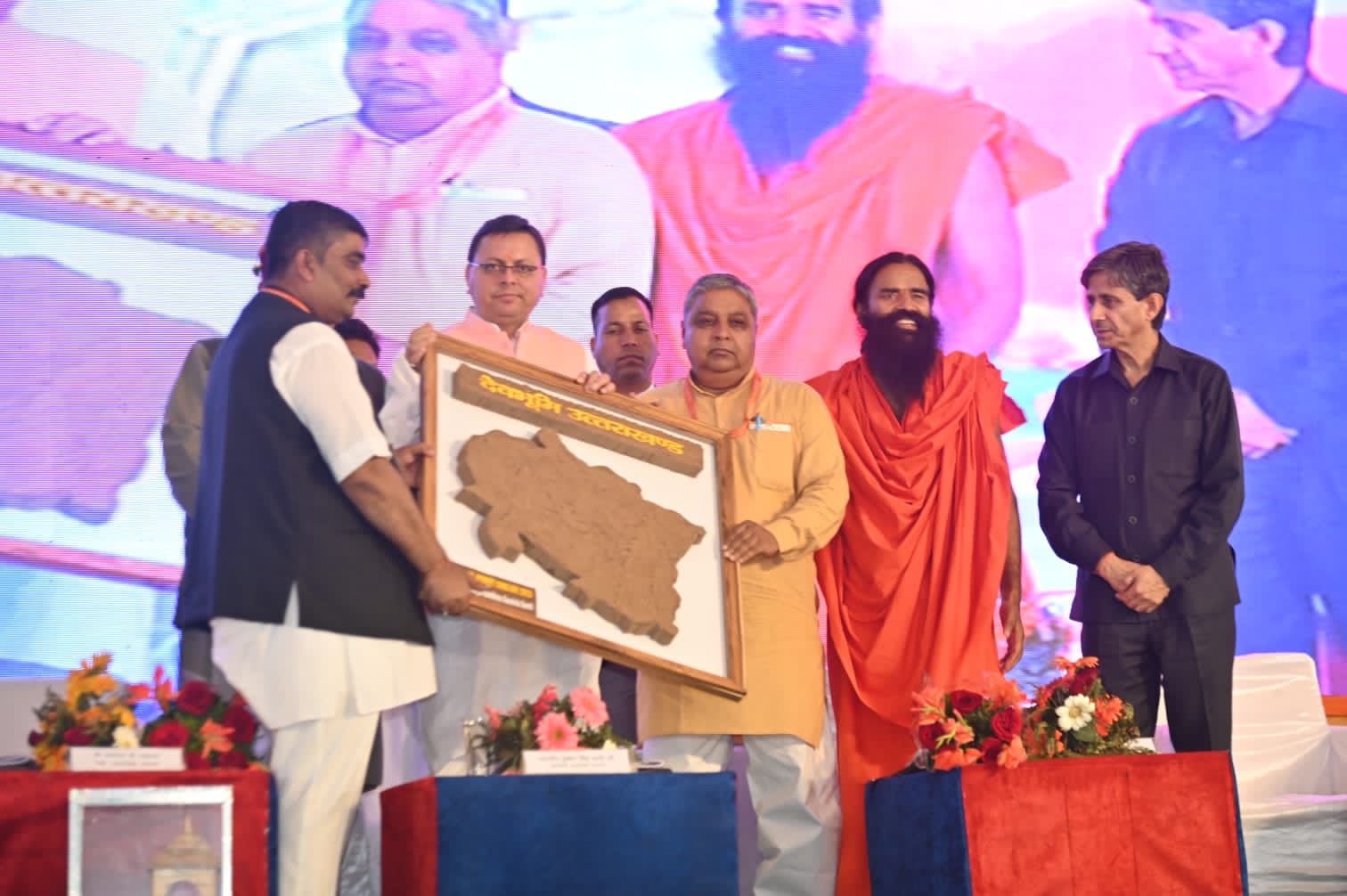 मुख्यमंत्री पुष्कर सिंह धामी ने रविवार को उत्तराखण्ड आयुर्वेद विश्वविद्यालय ऋषिकुल के सभागार में आयोजित प्रथम अन्तर्राष्ट्रीय पशु चिकित्सा एवं आयुर्वेद संगोष्ठी में प्रतिभाग किया।