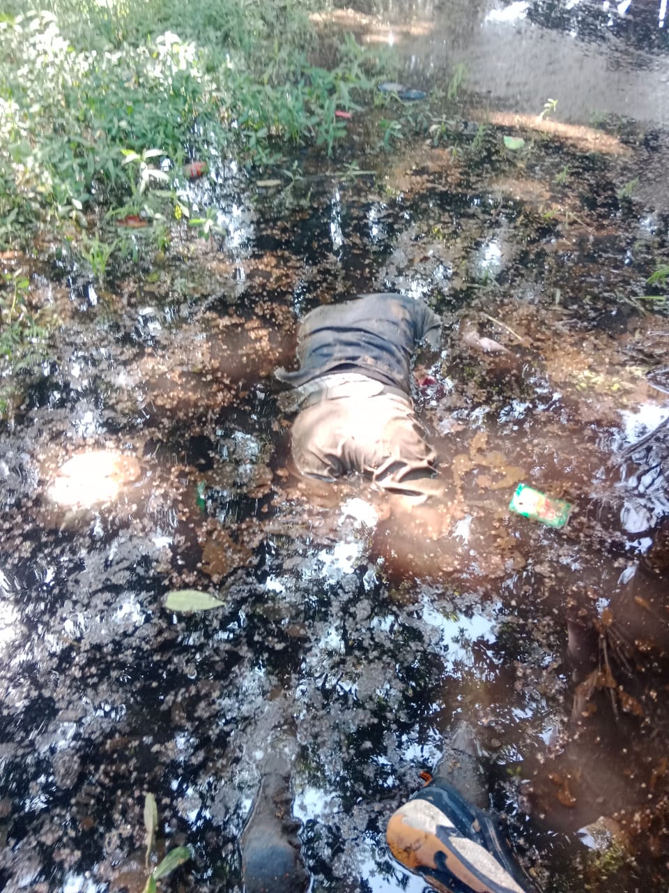 युवक का शव गड्ढे में पड़ा मिला ग्रामीणों में मचा हड़कंप, पुलिस ने शव को कब्जे में लेकर पोस्टमार्टम के लिए जिला अस्पताल भेजा,