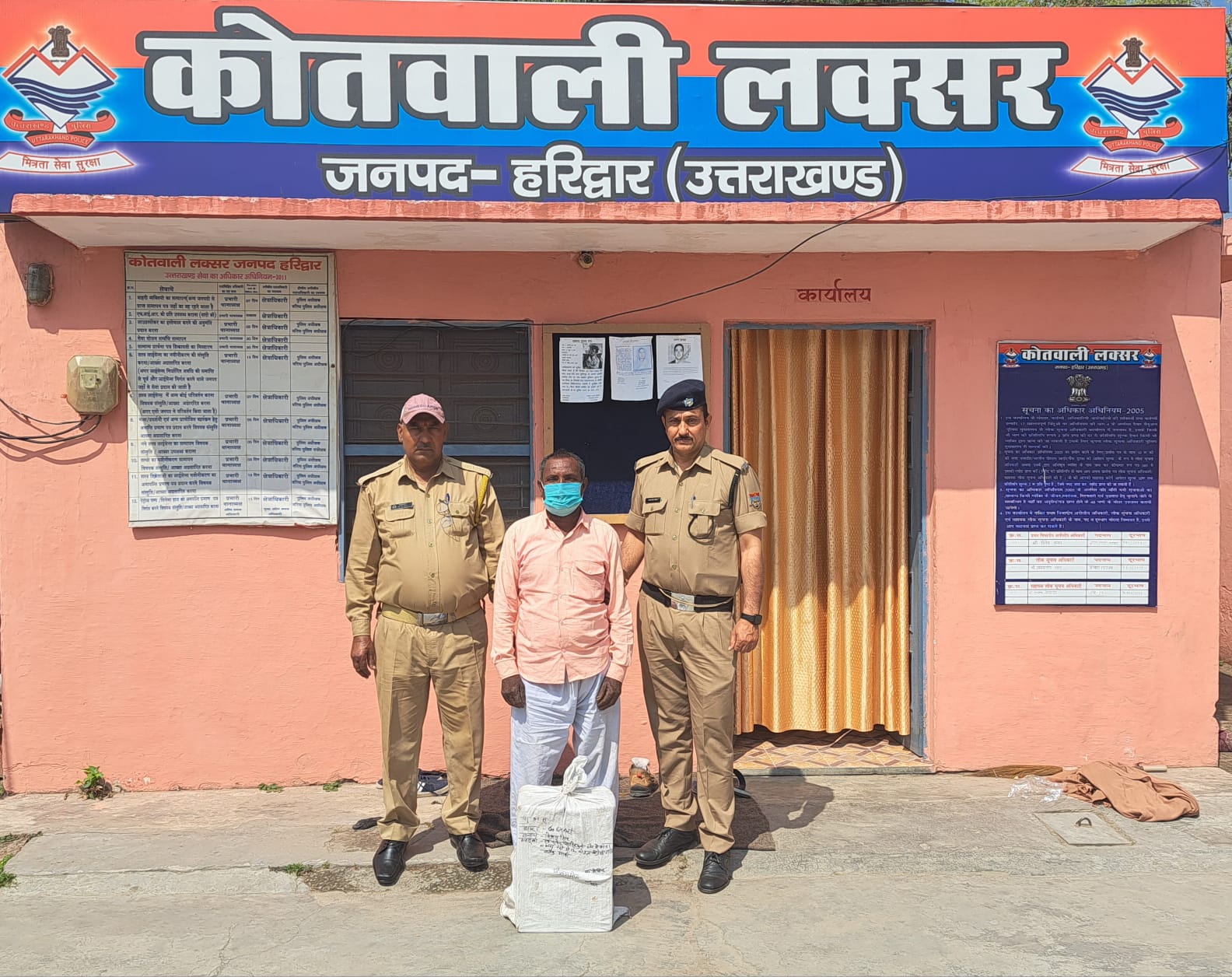 पुलिस टीम ने शराब तस्कर के कब्जे से 01 पेटी (12बोतल) ब्लैक मार्का अंग्रेजी शराब के साथ एक अभियुक्त को किया गिरफ्तार,