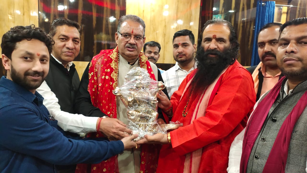 कैबिनेट मंत्री गणेश जोशी ने शनिवार को अखिल भारतीय अखाड़ा परिषद एवं मां मनसा देवी ट्रस्ट के अध्यक्ष श्रीमहंत रविंद्रपुरी महाराज से पंचायती अखाड़ा निरंजनी पहुंचकर शिष्टाचार भेंट की तथा उनका आशीर्वाद प्राप्त किया।