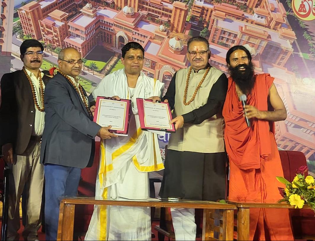 हरिद्वार: प्रदेश के ग्राम्य विकास मंत्री गणेश जोशी ने शनिवार को हरिद्वार स्थित पतंजलि योगपीठ में आयोजित उत्तराखण्ड राज्य ग्रामीण आजीविका मिशन एवं दिव्य योग मन्दिर ट्रस्ट (पतंजलि) के मध्य होने वाले एमओयू हस्ताक्षरित कार्यक्रम में प्रतिभाग किया।