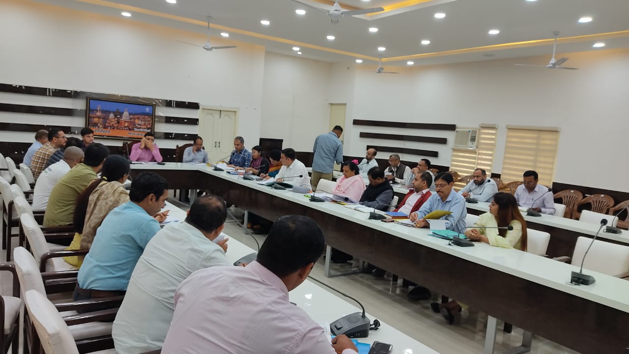 हरिद्वार: जिलाधिकारी विनय शंकर पाण्डेय की अध्यक्षता में मंगलवार को कलक्ट्रेट सभागार में अर्थ गंगा परियोजना एवं सुपरवाइजरी समिति के सम्बन्ध में एक बैठक आयोजित हुई।