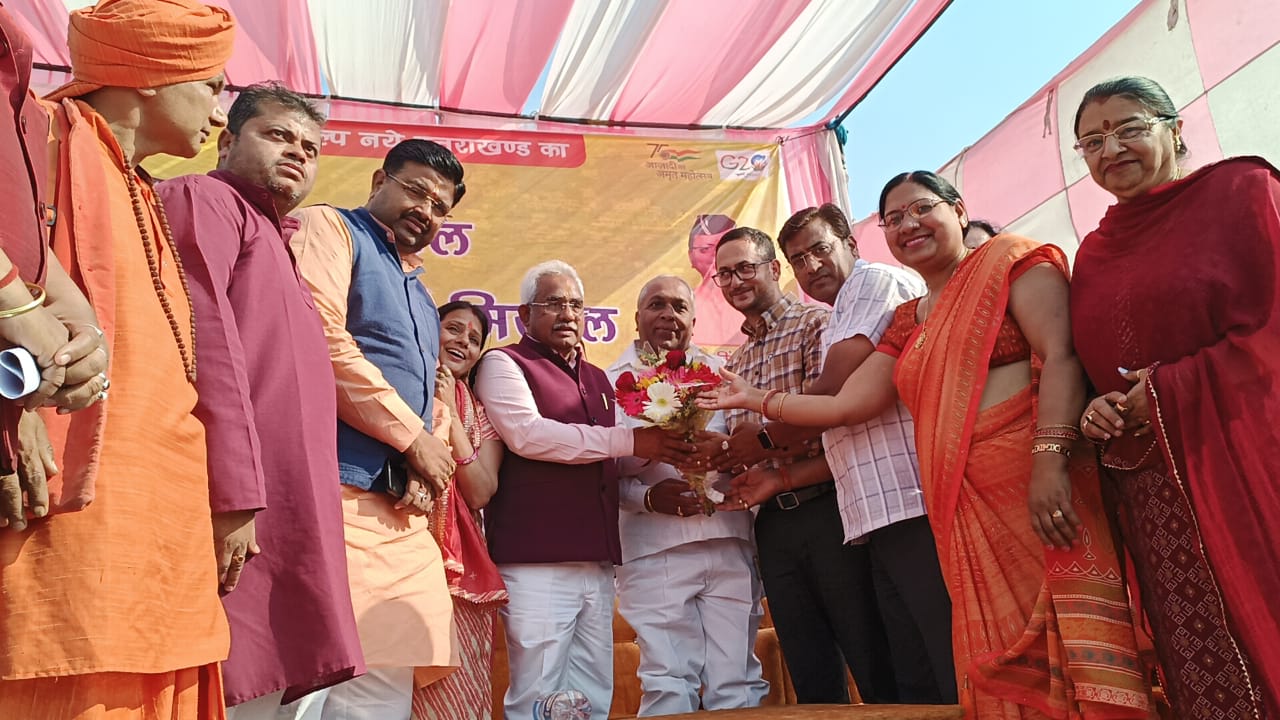 हरिद्वार मदन कौशिक पूर्व कैबिनेट मंत्री एवं विधायक हरिद्वार ने मंगलवार को ऋषिकुल मैदान में राज्य सरकार के एक वर्ष पूर्ण होने के अवसर पर ’’एक साल नई मिसाल’’ कार्यक्रम के अन्तर्गत जनसेवा थीम पर आधारित बहुद्देशीय शिविर/चिकित्सा शिविर का दीप प्रज्ज्वलित कर शुभारम्भ किया।