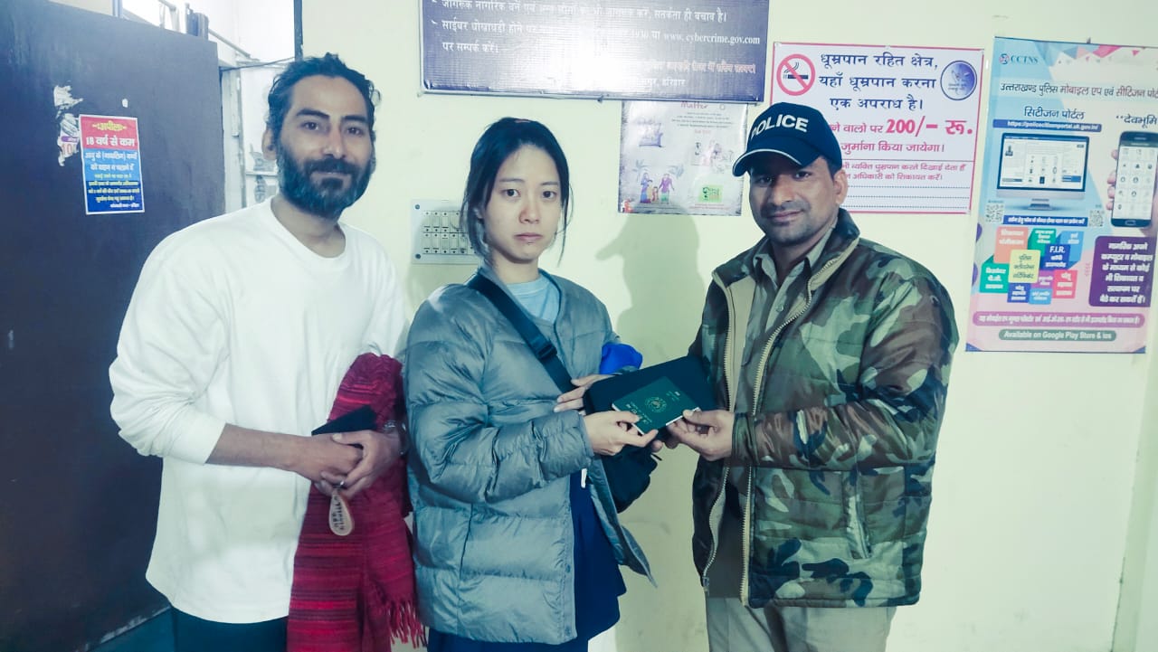 पासपोर्ट और मुद्रा को लेकर परेशान कोरियन नागरिक का सहारा बनी हरिद्वार पुलिस