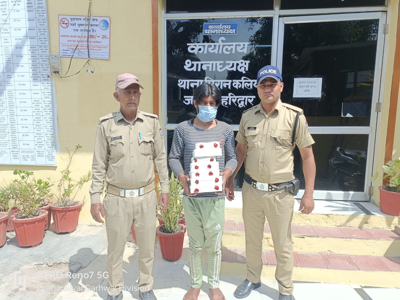 थाना क्षेत्र में मोबाइल चोरी की वारदातों को अंजाम देने वाले एक अभियुक्त को पुलिस ने चोरी किए गए 80000 कीमत के 08 मोबाइलों सहित धर दबोचा