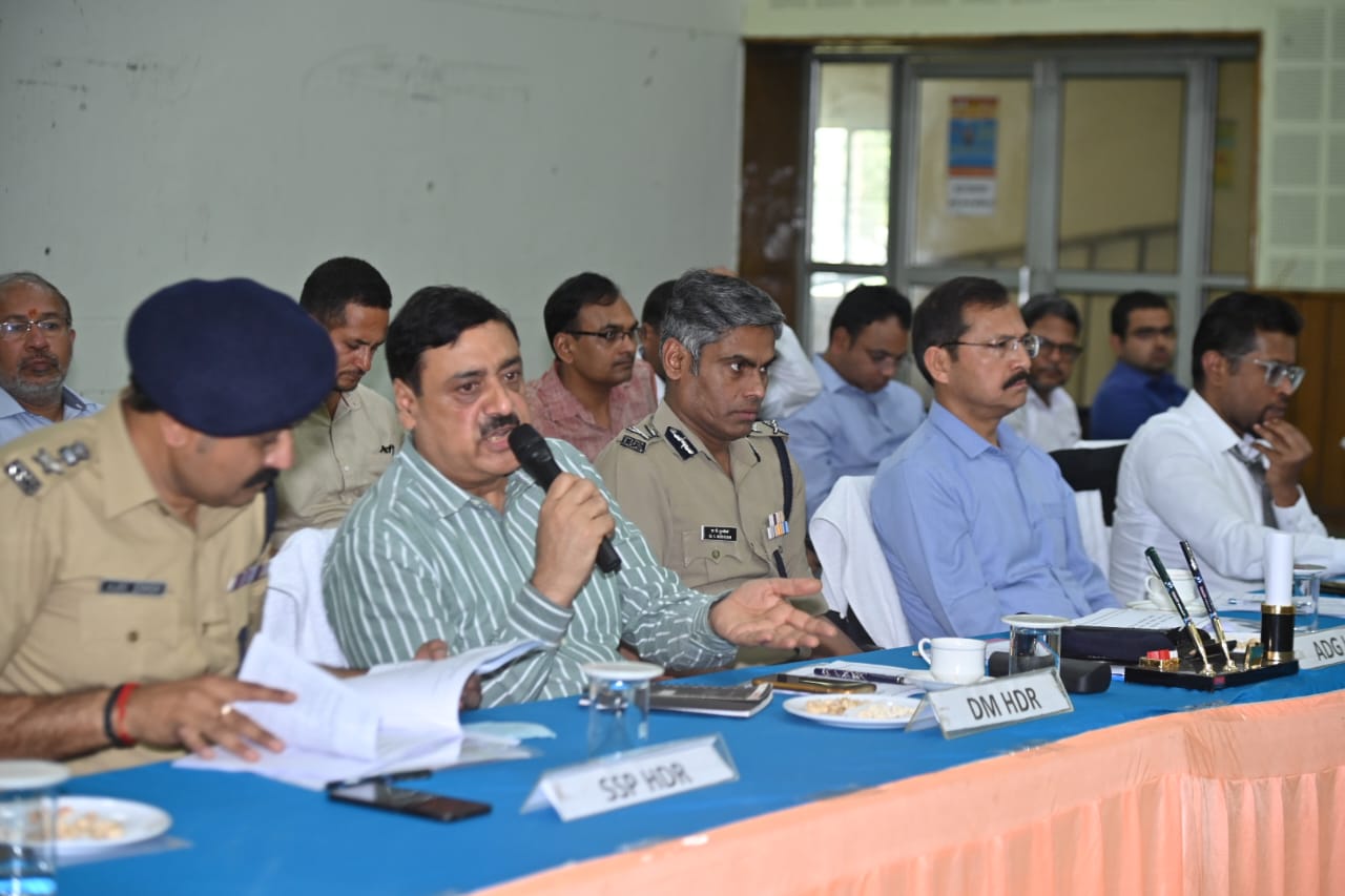 हरिद्वार: अपर पुलिस महानिदेशक अपराध एवं कानून-व्यवस्था बी0 मुरूगेशन, डीआईजी सिक्योरिटी राजीव स्वरूप, डीआईजी इंटलीजेंस डॉ0 वाई0एस0 रावत, जिलाधिकारी विनय शंकर पाण्डेय एवं वरिष्ठ पुलिस अधीक्षक अजय सिंह ने बुधवार को ऋषिकुल ऑडिटोरियम में अमित शाह केन्द्रीय गृह मंत्री भारत सरकार के भ्रमण के दृष्टिगत पुलिस/प्रशासनिक अधिकारियों की संयुक्त ब्रीफिंग में प्रतिभाग किया।