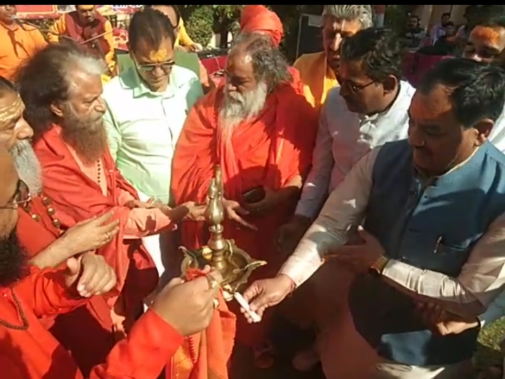 कैबिनेट मंत्री प्रेमचंद अग्रवाल ने रविवार को उत्तराखंड पत्रकार संघ एवं जिला प्रेस क्लब हरिद्वार द्वारा होटल क्लासिक रेजिडेंसी में आयोजित फूलों की होली का दीप प्रज्वलित कर शुभारंभ किया तथा सभी को होली के पावन पर्व की हार्दिक बधाई व शुभकामना दी l