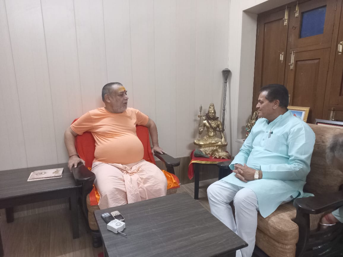 कैबिनेट मंत्री डॉ प्रेमचंद अग्रवाल ने जगतगुरु आश्रम में महामंडलेश्वर स्वामी राजराजेश्वराश्रम महाराज से मुलाकात कर आशीर्वाद प्राप्त किया। इस दौरान समसामयिक विषयों पर भी वार्ता हुई।
