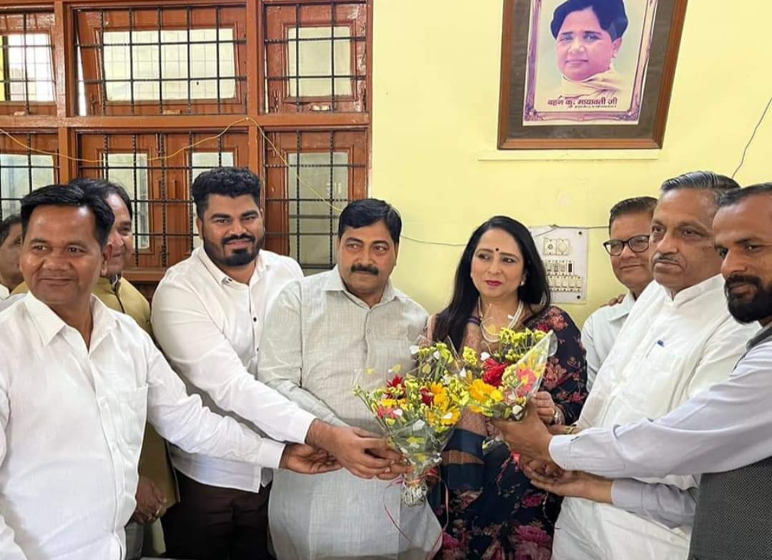 बसपा प्रदेश कार्यालय शिवालिक नगर पर जिला स्तर की समीक्षा बैठक के दौरान सोनिया शर्मा का कार्यालय पर सभी पदाधिकारियों ने बुके देकर जोरदार स्वागत किया,