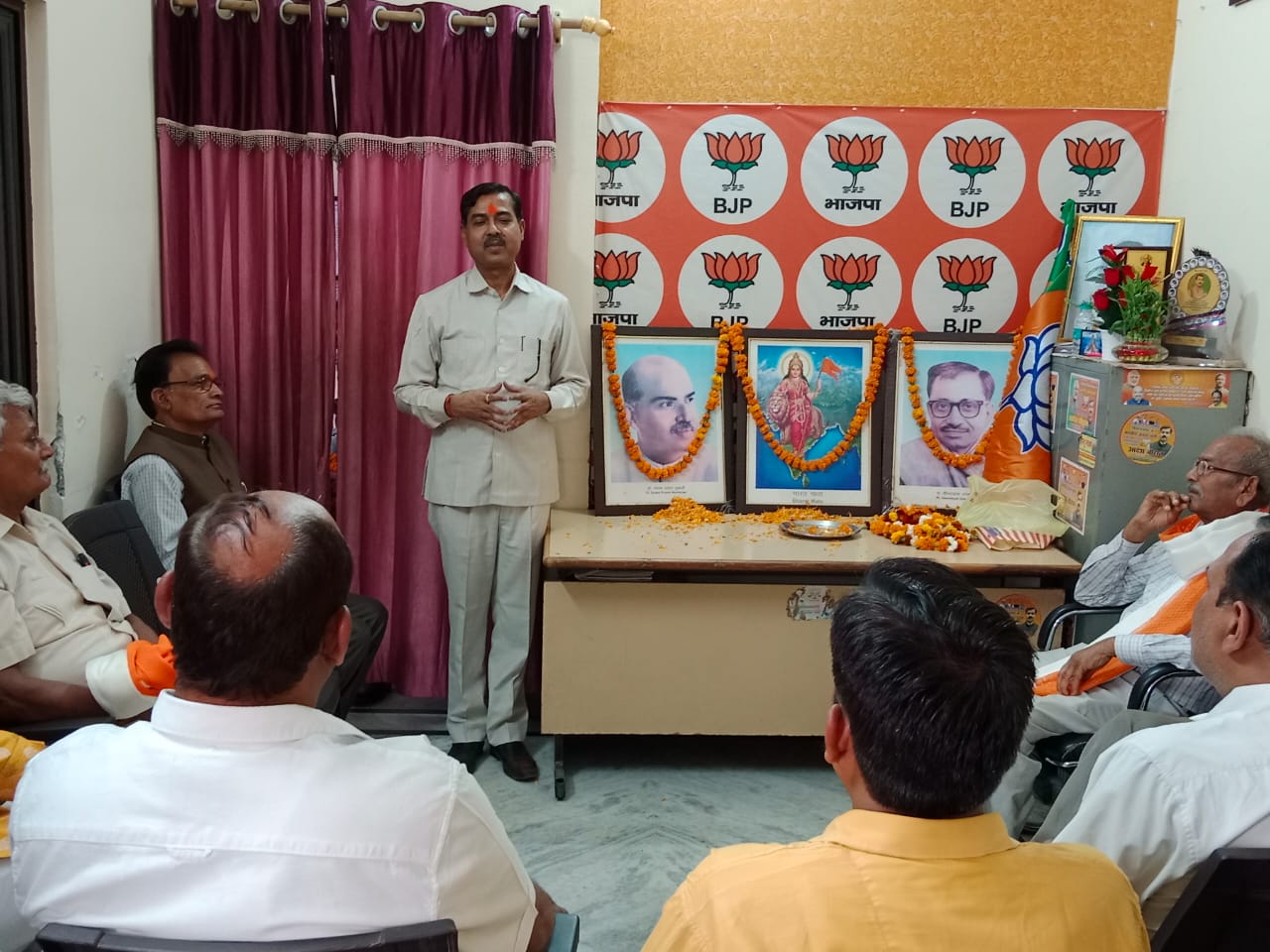 भारतीय जनता पार्टी का स्थापना दिवस शिवालिक नगर विधायक आदेश चौहान के कार्यालय पर मनाया गया जिसमें जनसंघ के कालखंड प्रमुख वयोवृद्ध नेताओं को सम्मानित किया गया। कार्यकर्ताओ को संबोधित करते हुए रानीपुर विधायक आदेश चौहान ने कहा कि भाजपा संविधान और राष्ट्र के लिए समर्पित दल है भाजपा का कमल पुष्प उन लोगों को समर्पित है जिन्होंने कई पीढ़ियां विचारधारा की सफलता के लिए खपा दी ।