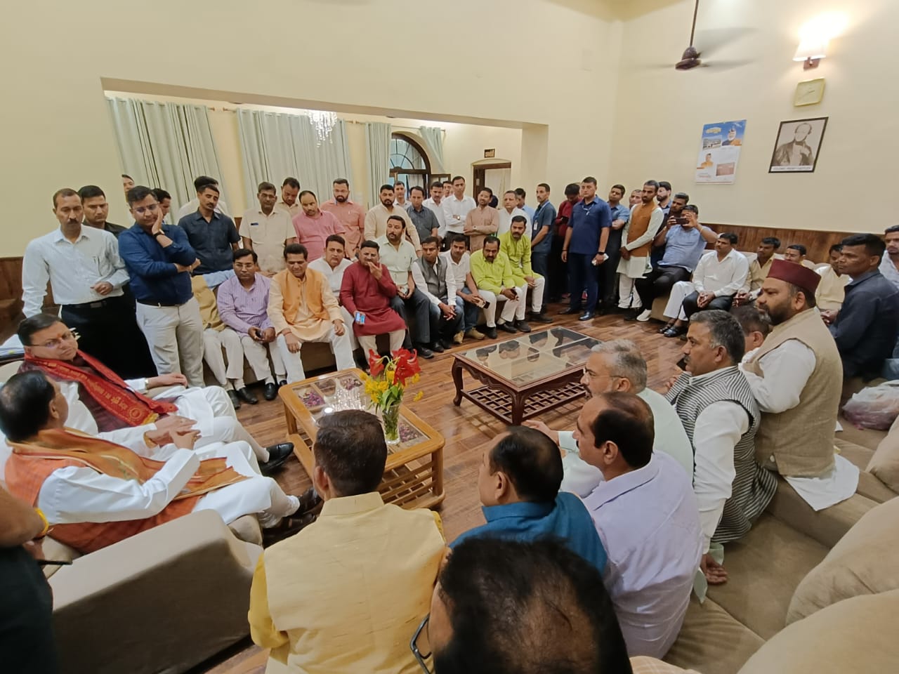 मुख्यमंत्री पुष्कर सिंह धामी एवं हरिद्वार सांसद रमेश पोखरियाल निशंक ने रविवार को हरिद्वार भ्रमण के दौरान डामकोठी में अधिकारियों के साथ विकास कार्यों आदि के सम्बन्ध में एक समीक्षा बैठक ली।