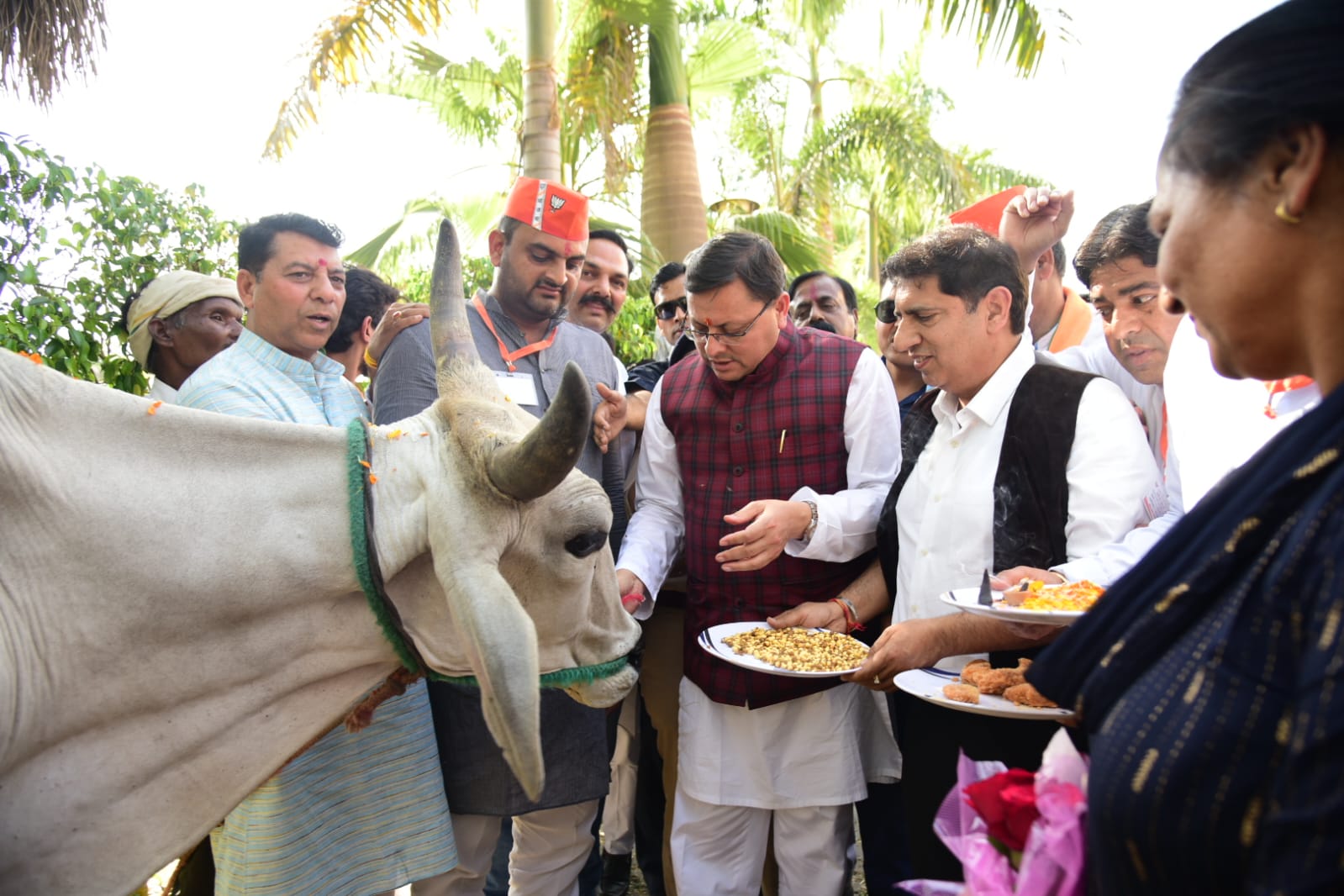 मुख्यमंत्री पुष्कर सिंह धामी ने रविवार को रुड़की स्थित रजवाड़ा फॉर्म में भारतीय जनता पार्टी किसान मोर्चा उत्तराखण्ड की प्रदेश कार्य समिति के समापन सत्र में प्रतिभाग किया। इस अवसर पर केन्द्र एवं राज्य सरकार द्वारा किसानों हेतु चलाई जा रही विभिन्न योजनाओं पर आधारित स्टॉलो का अवलोकन किया साथ ही शोभा यात्रा को हरी झंडी दिखाकर रवाना किया।