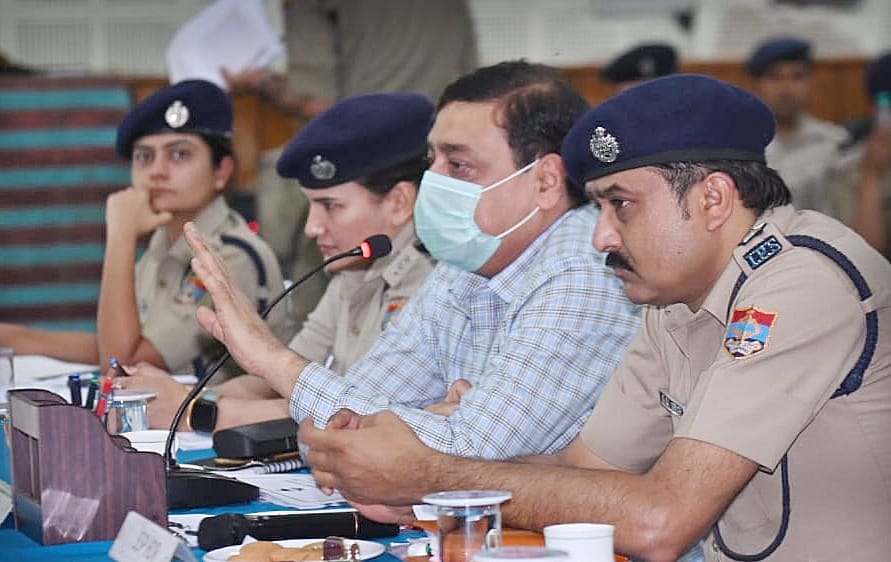 हरिद्वार जिलाधिकारी विनय शंकर पाण्डेय एवं वरिष्ठ पुलिस अधीक्षक अजय सिंह ने बृहस्पतिवार को ऋषिकुल ऑडिटोरियम में 13, 14 एवं 15 अप्रैल,2023 को सद्भावना सम्मेलन/बैशाखी स्नान पर्व हेतु नियुुक्त पुलिस/प्रशासनिक, जोनल और सेक्टर मजिस्ट्रेट की संयुक्त ब्रीफिंग में प्रतिभाग किया। व्यवस्था की दृष्टि से सद्भावना सम्मेलन/बैशाखी स्नान पर्व के लिये पूरे मेला क्षेत्र को चार सुपर जोन, 15 जोन तथा 39 सेक्टरों में विभाजित किया गया है।