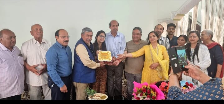 उत्तर प्रदेश पी0सी0एस0 परीक्षा में चौथा स्थान प्राप्त करने वाली कुoआकांक्षा गुप्ता को भारतीय वैश्य महासंघ के प्रदेश अध्यक्ष विनय गोयल ने स्मृति चिन्ह देकर किया सम्मनित !