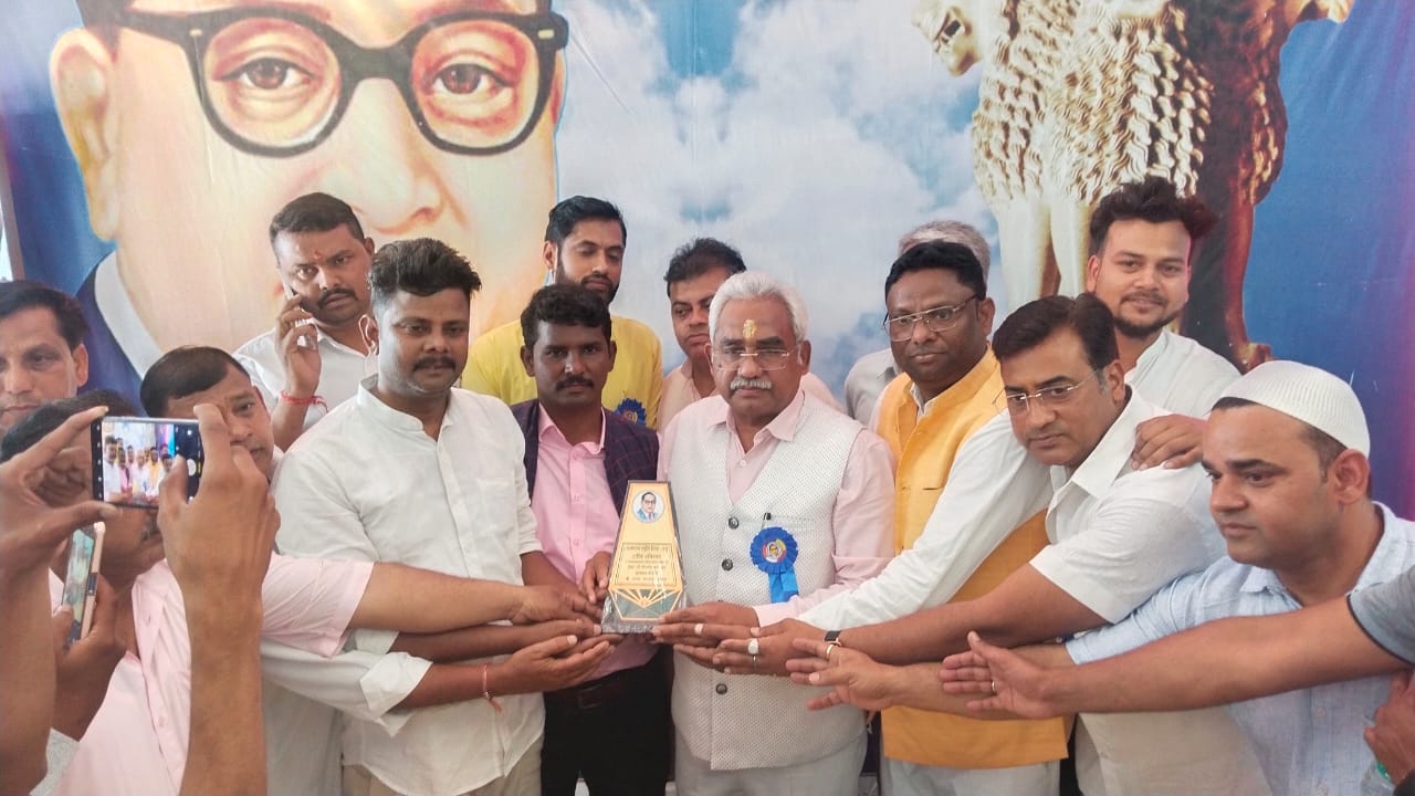 विश्व रतन बाबा साहब डॉक्टर भीमराव अंबेडकर जी की 132 वी जयंती पर विधायक हरिद्वार मदन कौशिक ने बाबा साहब डॉo भीमराव अंबेडकर कार्यक्रम समिति मोहल्ला कडच्छ ज्वालापुर पहुंचकर बाबा साहब की प्रतिमा पर माला पहना कर पुष्पांजलि अर्पित कर बाबा साहब डॉक्टर भीमराव अंबेडकर जी के जीवन के विषय पर विचारों से अवगत कराया !