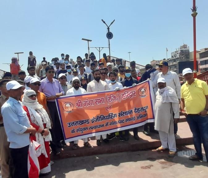 गंगा सभा के गंगा सेवक दल एवं शिवालिक कॉलेज ऑफ इंजनियरिंग,देहरादून के सैकड़ों एनसीसी वा एनएसएस कैडेट्स द्वारा सीसीआर गंगा घाट पर स्वच्छता अभियान चलाया गया।