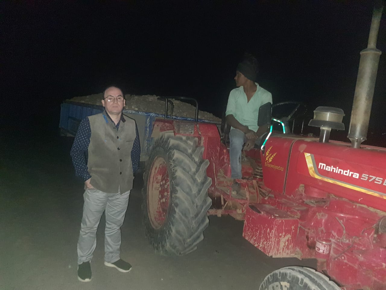  रोशनाबाद पेंटागन मॉल के पीछे नदी में काफी समय से ट्रैक्टर ट्रॉली द्वारा अवैध खनन किया जा रहा था देर रात्रि को खनन अधिकारी ने अवैध खनन से भरी 5 ट्रैक्टर ट्रॉली को मौके से पकड़कर सिडकुल थाना के सुपुर्द किए !