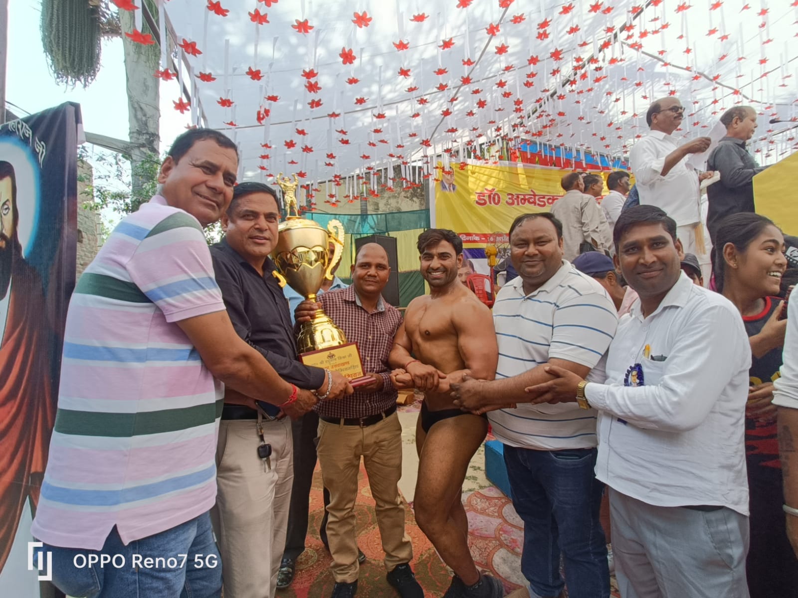 डॉ अंबेडकर एकता मंच हरिद्वार द्वारा रविवार को श्री देव इंटर कॉलेज के प्रांगण में प्रतिभा सम्मान समारोह आयोजित किया गया राजवीर सिंह कटारिया की अध्यक्षता और कार्यक्रम संयोजक तीरथ पाल रवि के संचालन में समारोहों का शुभारंभ डॉक्टर भीमराव अंबेडकर की प्रतिमा के समक्ष दीप प्रज्वलित कर किया गया !