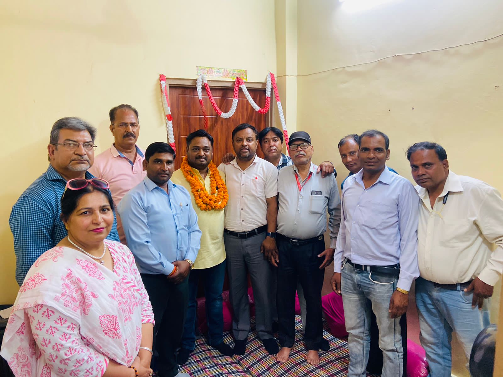 आल मीडिया जर्नलिस्ट एसोसिएशन उत्तराखंड जिला हरिद्वार इकाई की एक बैठक हरिद्वार के मुख्य कार्यालय में आयोजित की गई जिसकी अध्यक्षता एसोसिएशन के जिला उपाध्यक्ष मोहन राजा ने की और संचालन जिला महासचिव मनीष कागरान ने किया,