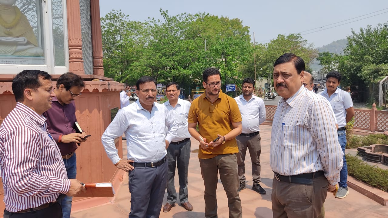 हरिद्वार जिलाधिकारी विनय शंकर पाण्डेय ने मंगलवार को तुलसी चौक के आसपास के क्षेत्र का सौन्दर्यीकरण की दृष्टि से निरीक्षण किया।